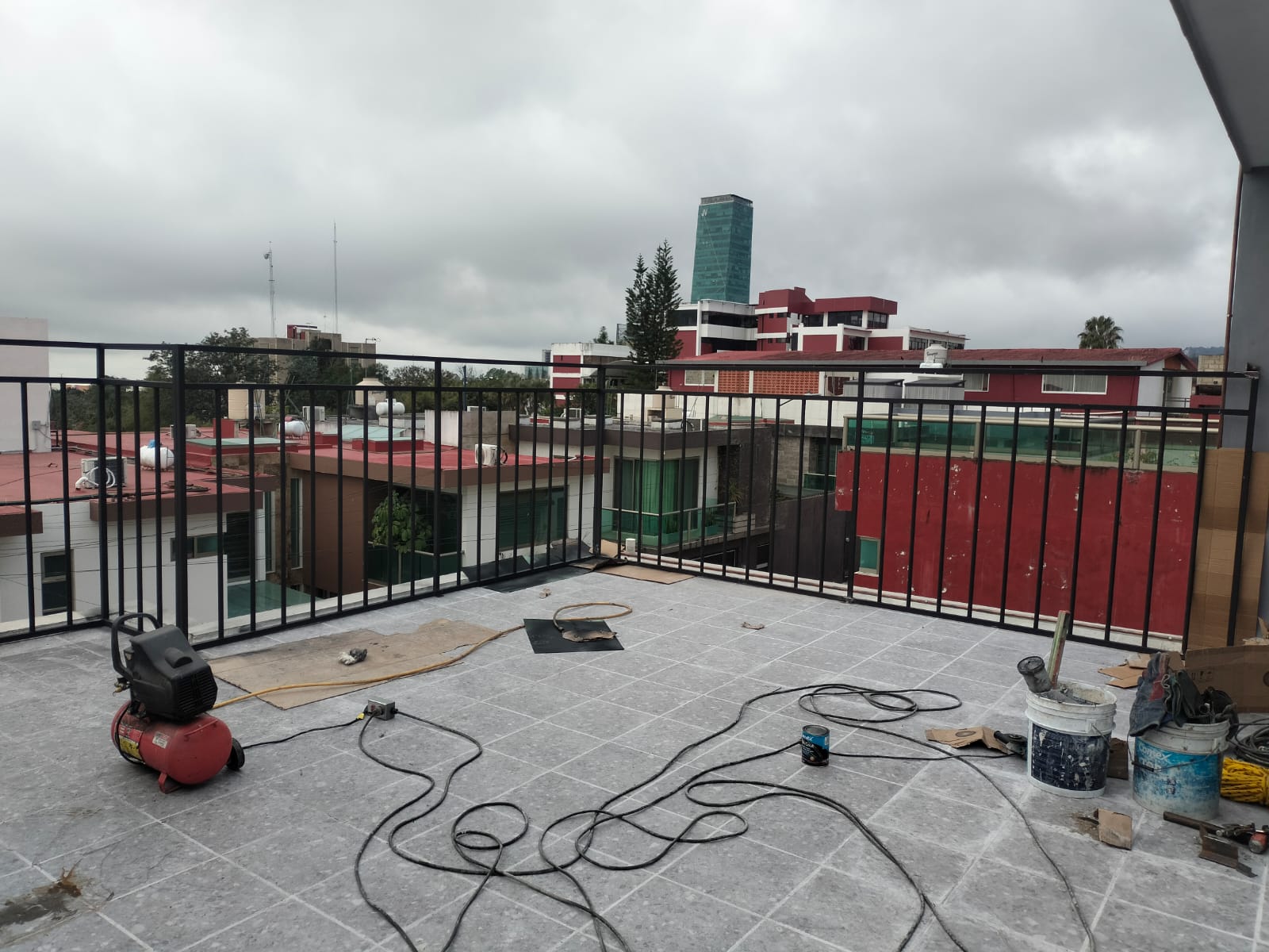 Barandal de protección para azotea instalado por Cmadi