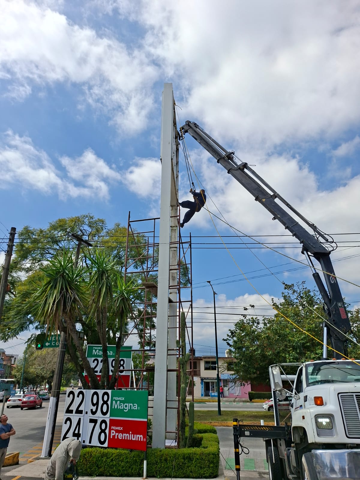 Instalación de anuncio Pemex por Cmadi