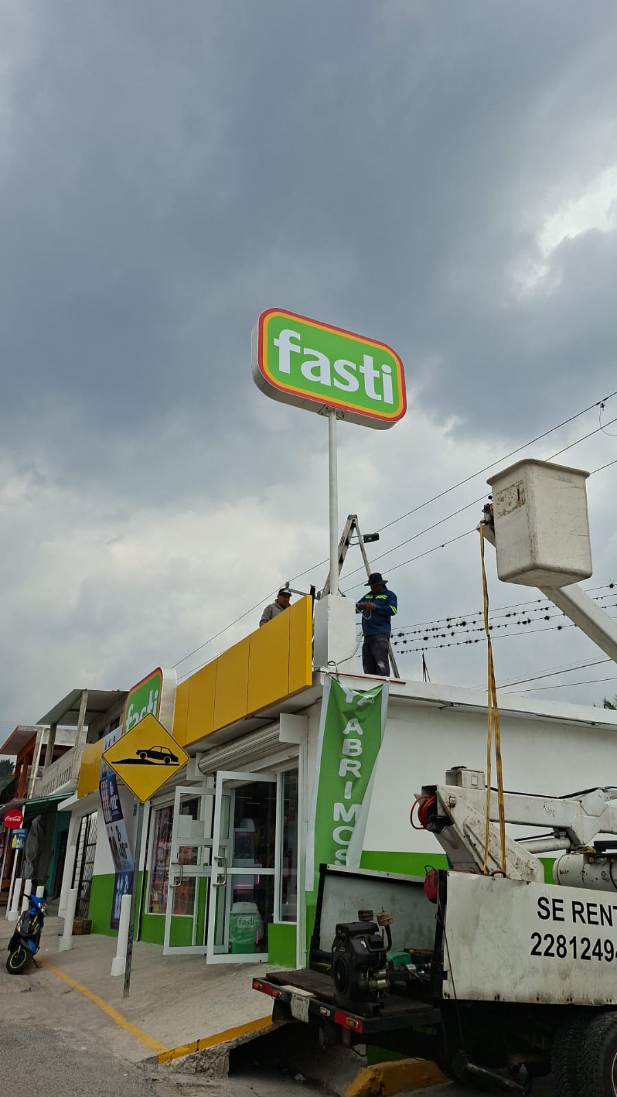 Instalación de letrero Fasti por Cmadi