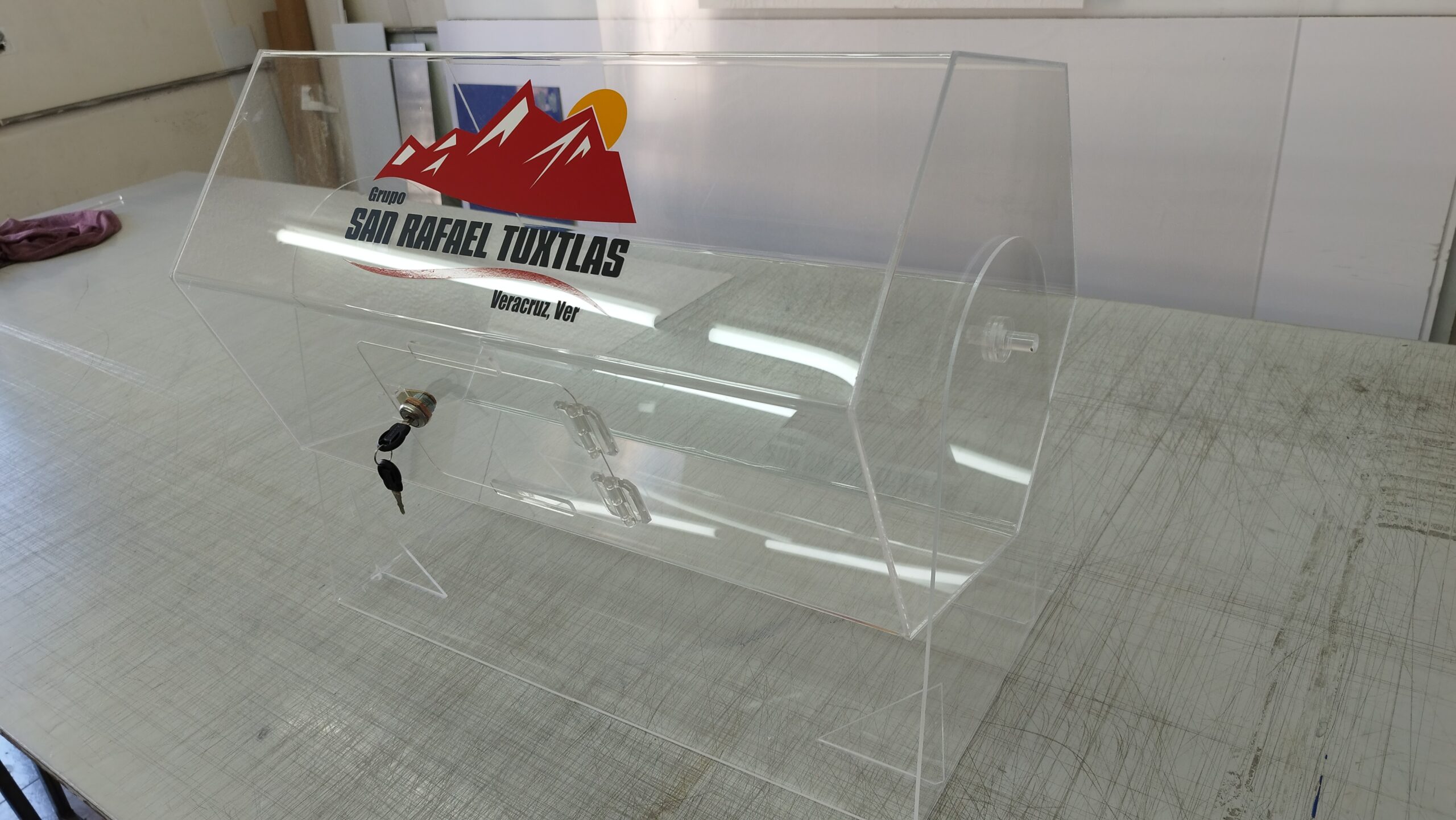 Tómbola de acrílico fabricada por Cmadi